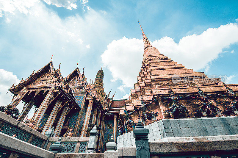 低角度的塔在Wat Phra Kaew曼谷，泰国